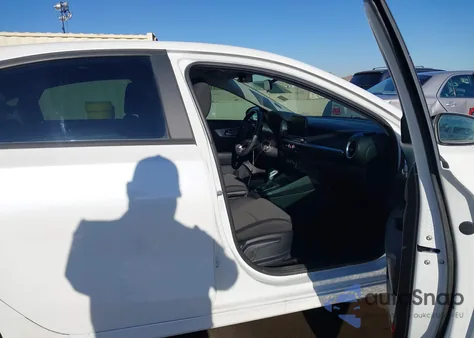 2022 Kia Forte Lxs z USA, uszkodzony, nr VIN 3KPF24AD0NE487356